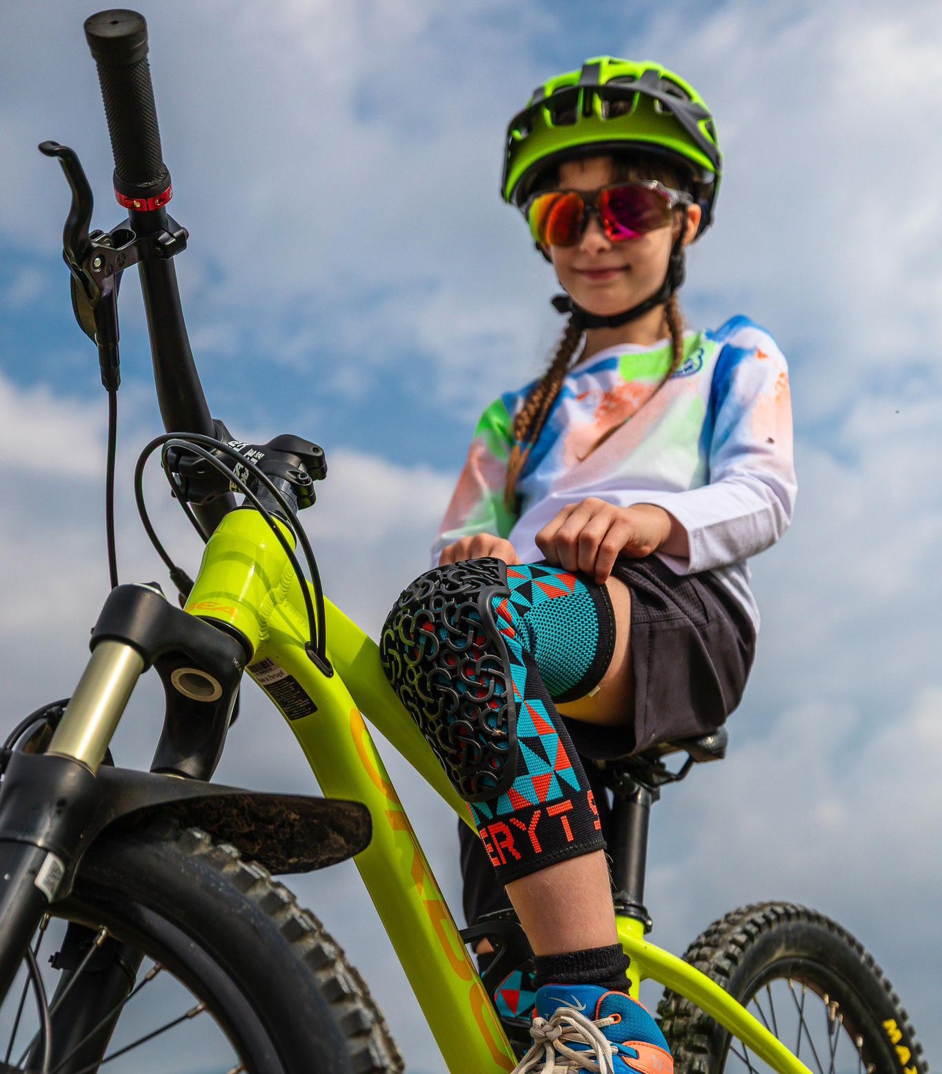 SERYT YOUTH Knee Pads Arlecchino Light-Blue Red