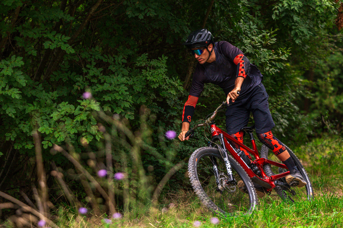 SERYT Flow Elbow Pads Checker Red