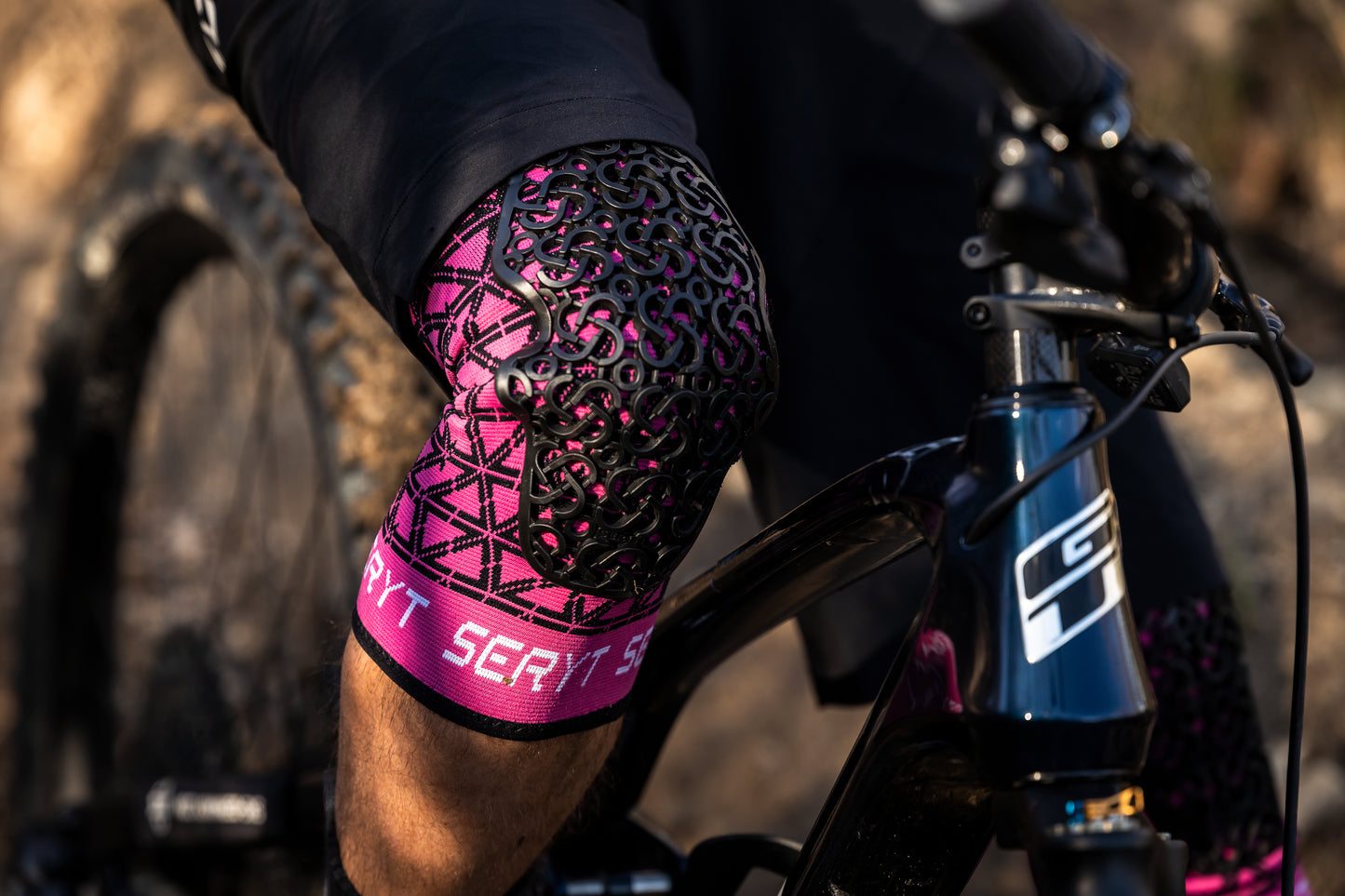SERYT Flow Knee Pads Checker Pink